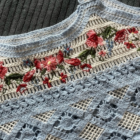 Floral Embroidered Crochet Crop Tank Top | Size Small - Picture 3 of 4